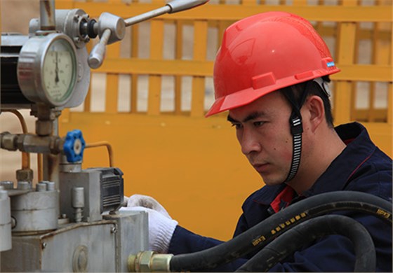 技術人員調試工(gong)作現場圖-航天泵(beng)閥
