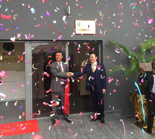 航天(tian)泵閥出席永(yong)華石油揭牌(pái)典禮 (3) 航天泵(beng)閥出席永華(hua)石油揭牌典(dian)禮 (3)